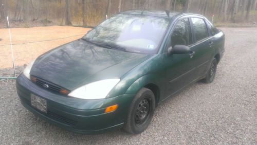 2000 ford focus  green sedan 2.0  5speed manual transmission low miles makeoffer