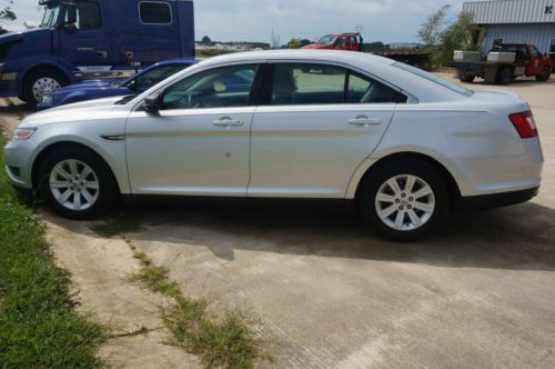 2011 silver ford taurus se