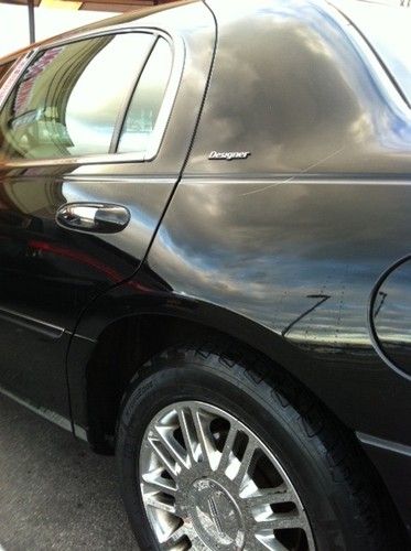 Super mint lincoln town car designer sedan * glossy black* low reserve