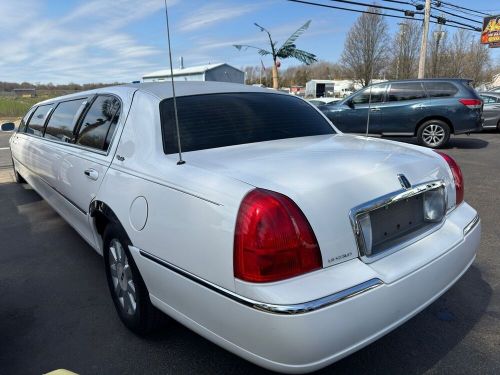 2005 lincoln town car executive 4dr sedan w/ limousine builder package