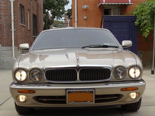 2000 jaguar xj8 base sedan 4-door. only 37,000 miles!!! low miles!