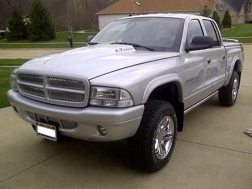 2002 dodge dakota quad cab 4x4. xtra clean show truck!!! now with new pictures.