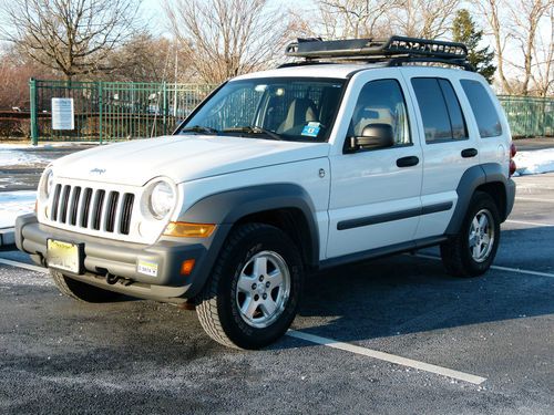 Jeep liberty crd sport diesel, 2006, 103k miles, great condition, clean white