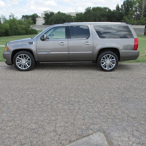 2011 escalade esv platinum awd nav roof 4 tv's 22's flawless