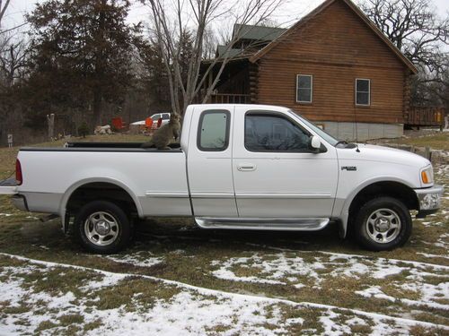 Good running  good looking lariat leather 4x4 triton 4.6 v8 good tires 3rd door