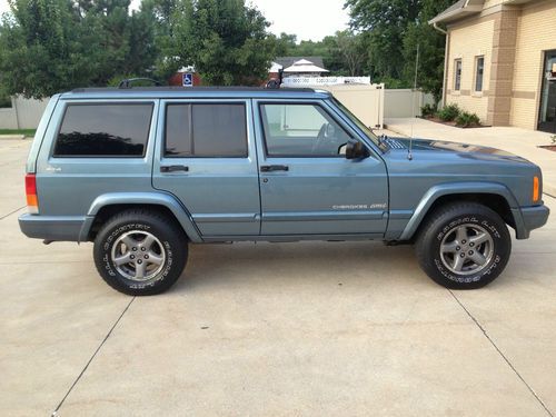 1998 jeep cherokee classic  4door,4.0l, 4x4, "beautiful box jeep"! no reserve!!!