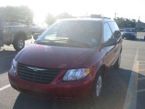 2006 chrysler town &amp; county mini van low miles 3.3 v6 economy