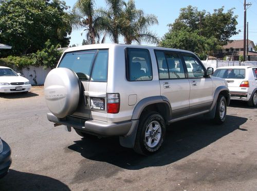 2002 Isuzu Trooper, NO RESERVE, image 2