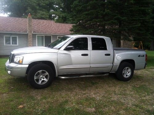 2005 dodge dakota slt pickup 4-door crew cab v8  silver