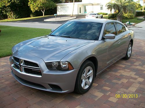 2011 dodge charger     no reserve