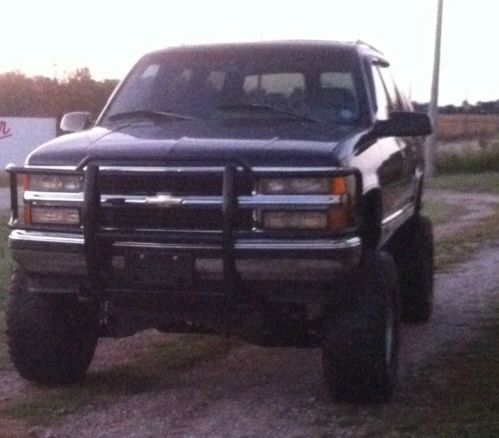 Lifted tahoe on 35&#034; tires with custom stereo and exhaust