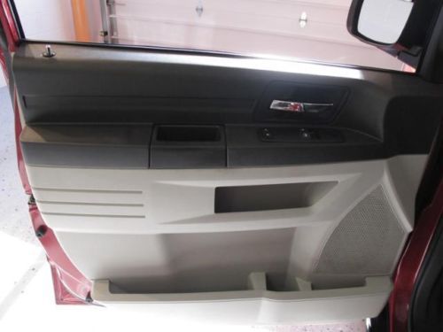 Red 4dr Wgn SE FWD 3.3L V6 CD MP3 Power Windows Power Door Locks 3RD Row Seat, image 10