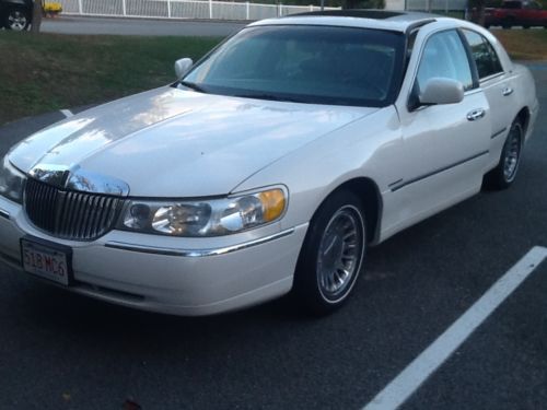 Lincoln town car 1998 cartier very clean