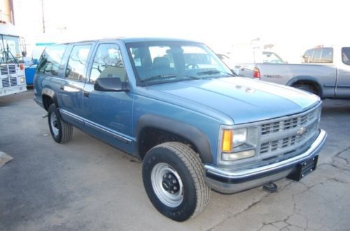 9 passenger 4x4 3/4 ton 5.7 350 1 owner old school clean nice 3 row tahoe chevy