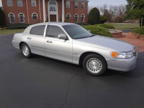 Lincoln town car  no reserve!