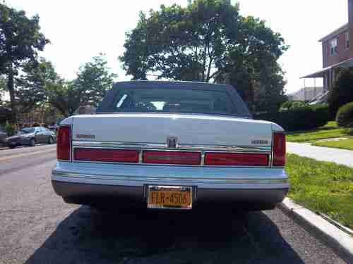 1995 Lincoln Town Car Signature Sedan 4-Door 4.6L, image 2