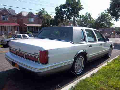 1995 Lincoln Town Car Signature Sedan 4-Door 4.6L, image 3