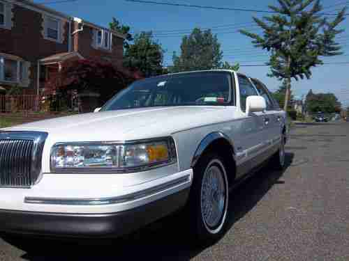 1995 Lincoln Town Car Signature Sedan 4-Door 4.6L, image 6