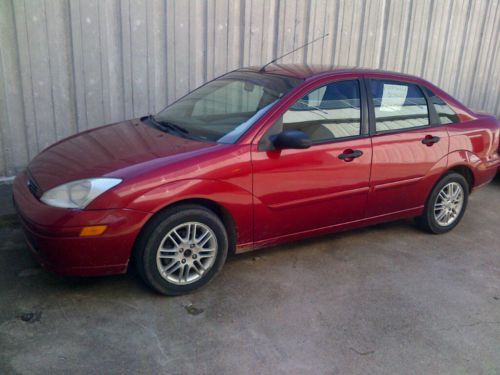 2000 ford focus. runs good, looks good. ideal for a first car!