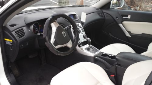 2010 Hyundai Genesis Coupe 2.0T Track Coupe 2-Door 2.0L, image 2