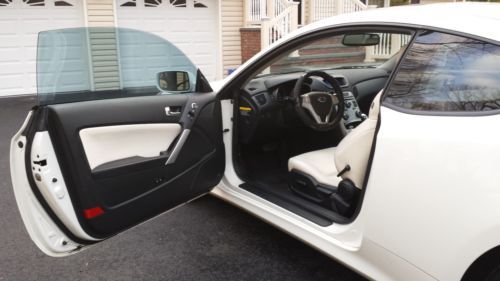 2010 Hyundai Genesis Coupe 2.0T Track Coupe 2-Door 2.0L, image 4