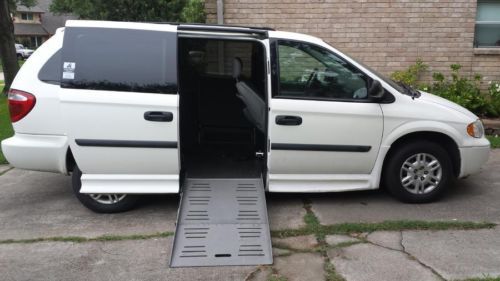 Wheel-chair accessible w/ramp 2005 dodge caravan low miles