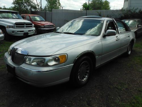 2000 lincoln town car presidental 4dr w/airconditioning &amp; powermnrf 4liter 8cyl