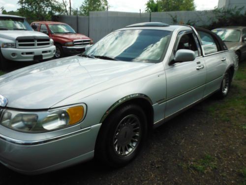 2000 Lincoln Town Car PRESIDENTAL 4DR W/AIRCONDITIONING & POWERMNRF 4LITER 8CYL, image 2