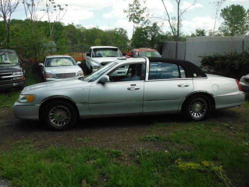 2000 Lincoln Town Car PRESIDENTAL 4DR W/AIRCONDITIONING & POWERMNRF 4LITER 8CYL, image 4