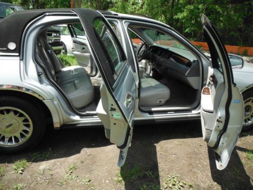 2000 Lincoln Town Car PRESIDENTAL 4DR W/AIRCONDITIONING & POWERMNRF 4LITER 8CYL, image 37