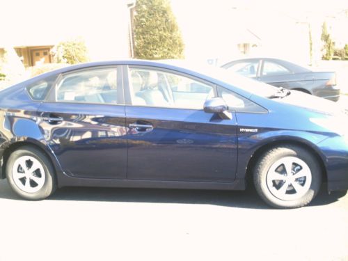 2013 toyota prius iv, 5 door navigator blue, moon roof w/ solar panels