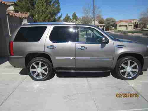 2011 Cadillac Escalade Sport Utility 4-Door 6.2L, image 3