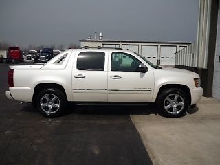 Diamond white avalanche chevrolet truck excellent conditon