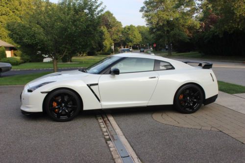 2010 nissan gtr one owner garaged white with gloss black trim