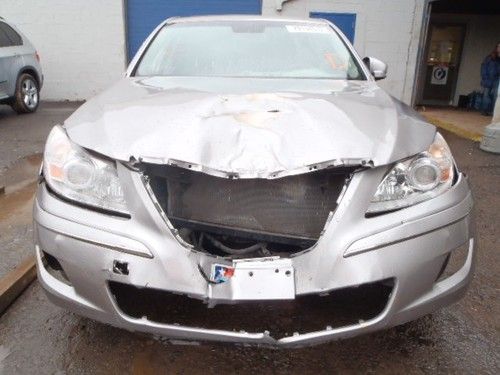 Hyundai genesis 2010 3.8 sedan damaged with a clear title!!