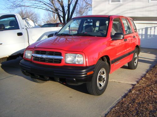2000 chevrolet tracker, 5spd, 4cyl, 4x4 with low miles, red 4dr