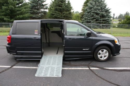 13 grand caravan handicap accessilble wheelchair van side entry powered ramp