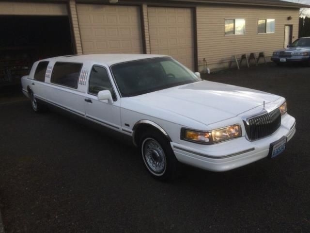 Lincoln town car base limousine 4-door