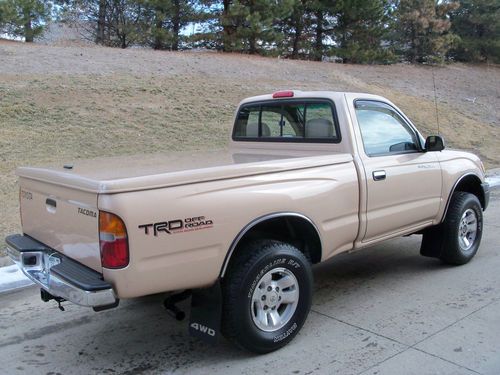 Awesome 1999 toyota tacoma 4x4 5speed  regular cab 2.7l fiberglass tonnaue cover