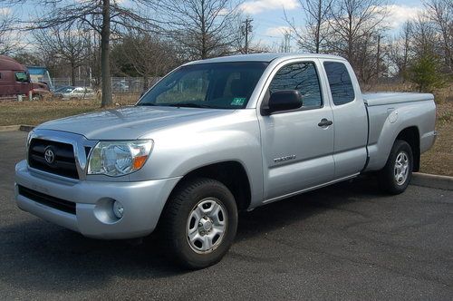 Toyota tacoma access cab sr5 low miles l@@k