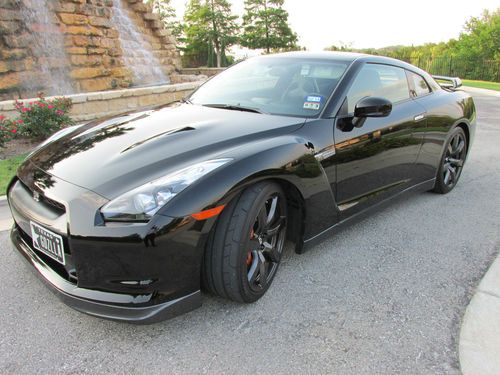 2010 nissan gt-r premium coupe 2-door 3.8l v6, low miles