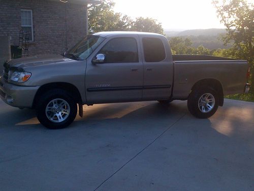 Toyota tundra srf access cab 2006 leather seats, cutom wheels, only 20,000 miles