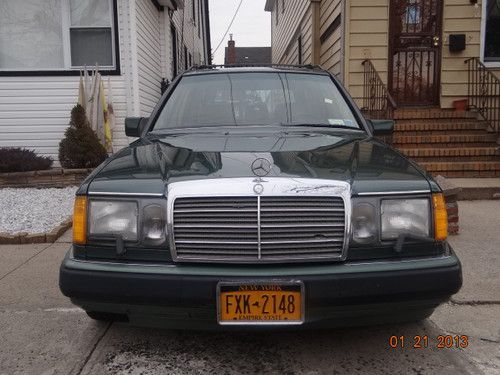 Station wagon benz green, its a not easy to find car.