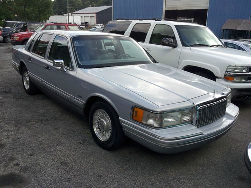 1993 lincoln town car signature sedan 4-door 4.6l