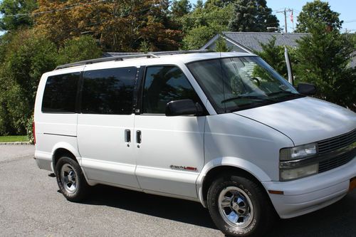 2001 awd astro ext passenger van.