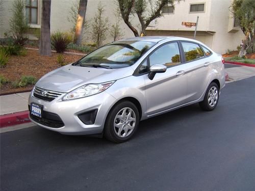 2013 ford fiesta se automatic loaded with only 550mi.  save $ money $ buy here!