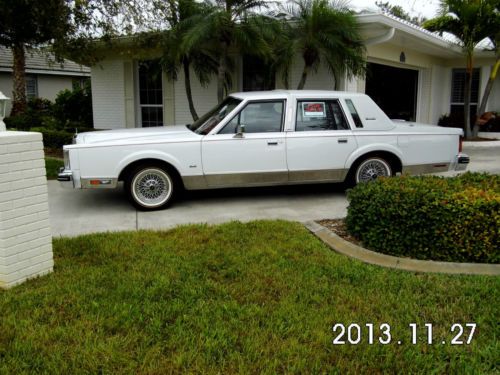 1984 lincoln town car signature sedan 4-door 5.0l