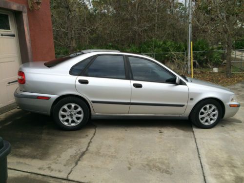 2001 volvo s40 base sedan 4-door 1.9l