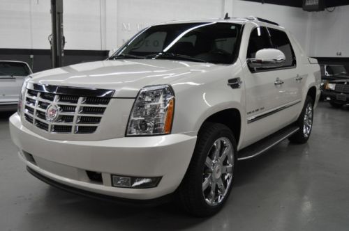 Low mileage! 1-owner beauty! heat/cool front seats, rear dvd - loaded!