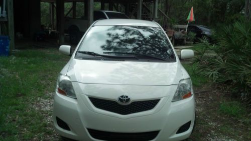 2009 toyota yaris base sedan 4-door 1.5l  white